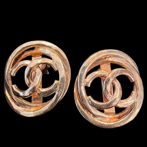 Chanel Vintage Gold Hammered Logo Cutout Clip On - Picture 4 of 11